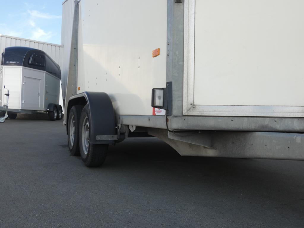 Ifor-Williams Gesloten aanhangwagen tandemas 303x147x183cm 2700kg